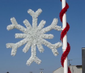 White Garland Snowflake Light Pole Decoration